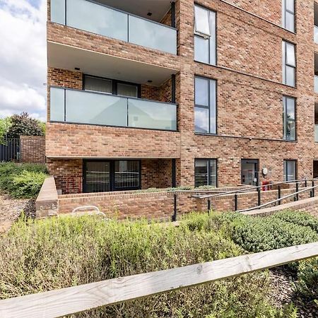לונדון Stylish & Comfortable Top-Floor Flat In Harrow מראה חיצוני תמונה