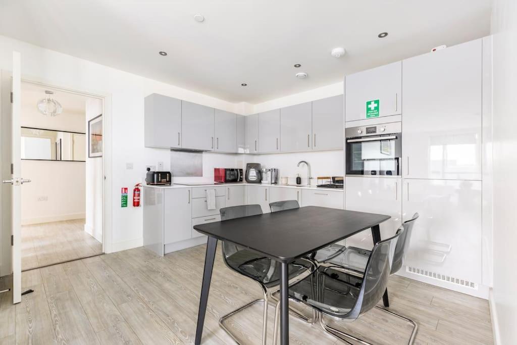 לונדון Stylish & Comfortable Top-Floor Flat In Harrow מראה חיצוני תמונה