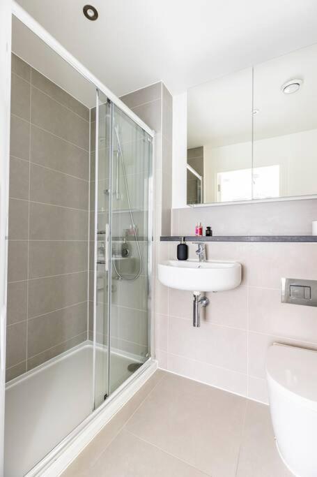 לונדון Stylish & Comfortable Top-Floor Flat In Harrow מראה חיצוני תמונה