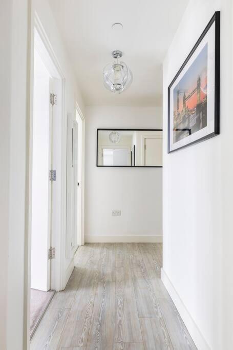 לונדון Stylish & Comfortable Top-Floor Flat In Harrow מראה חיצוני תמונה