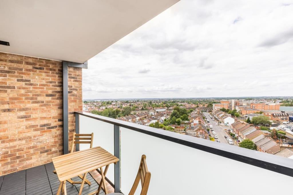 לונדון Stylish & Comfortable Top-Floor Flat In Harrow מראה חיצוני תמונה
