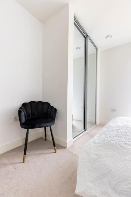 לונדון Stylish & Comfortable Top-Floor Flat In Harrow מראה חיצוני תמונה