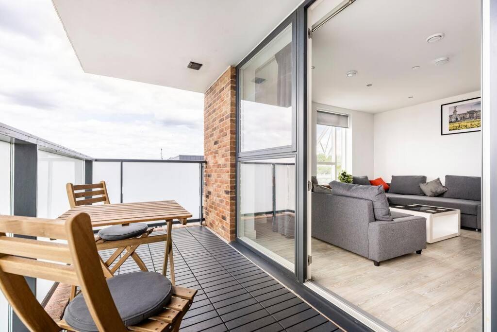 לונדון Stylish & Comfortable Top-Floor Flat In Harrow מראה חיצוני תמונה