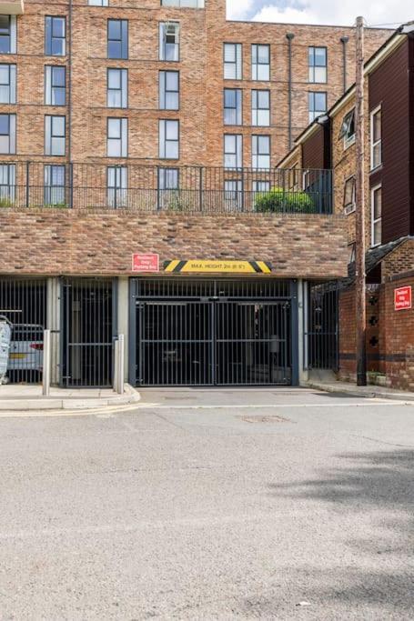 לונדון Stylish & Comfortable Top-Floor Flat In Harrow מראה חיצוני תמונה