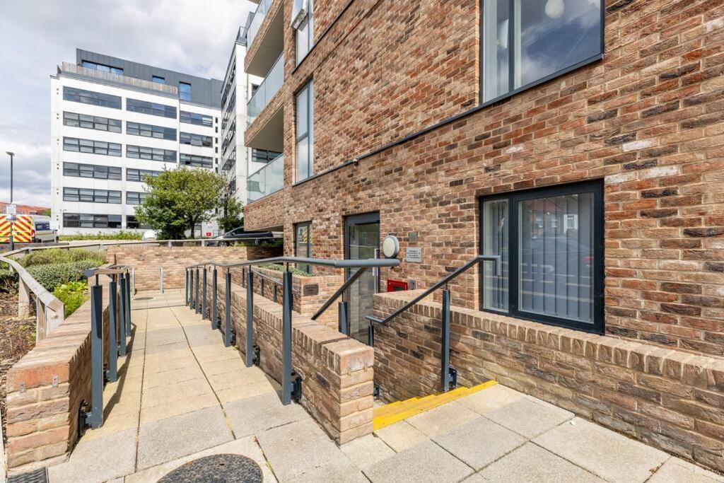 לונדון Stylish & Comfortable Top-Floor Flat In Harrow מראה חיצוני תמונה