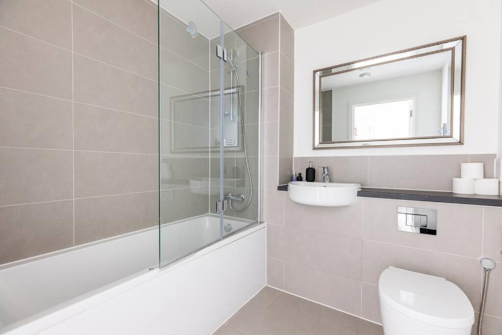 לונדון Stylish & Comfortable Top-Floor Flat In Harrow מראה חיצוני תמונה