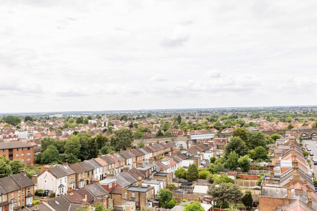 לונדון Stylish & Comfortable Top-Floor Flat In Harrow מראה חיצוני תמונה