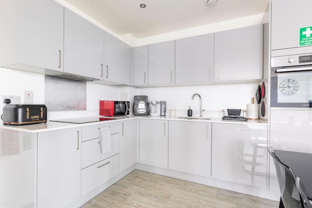 לונדון Stylish & Comfortable Top-Floor Flat In Harrow מראה חיצוני תמונה
