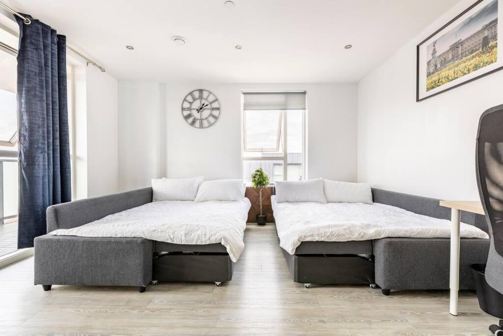 לונדון Stylish & Comfortable Top-Floor Flat In Harrow מראה חיצוני תמונה
