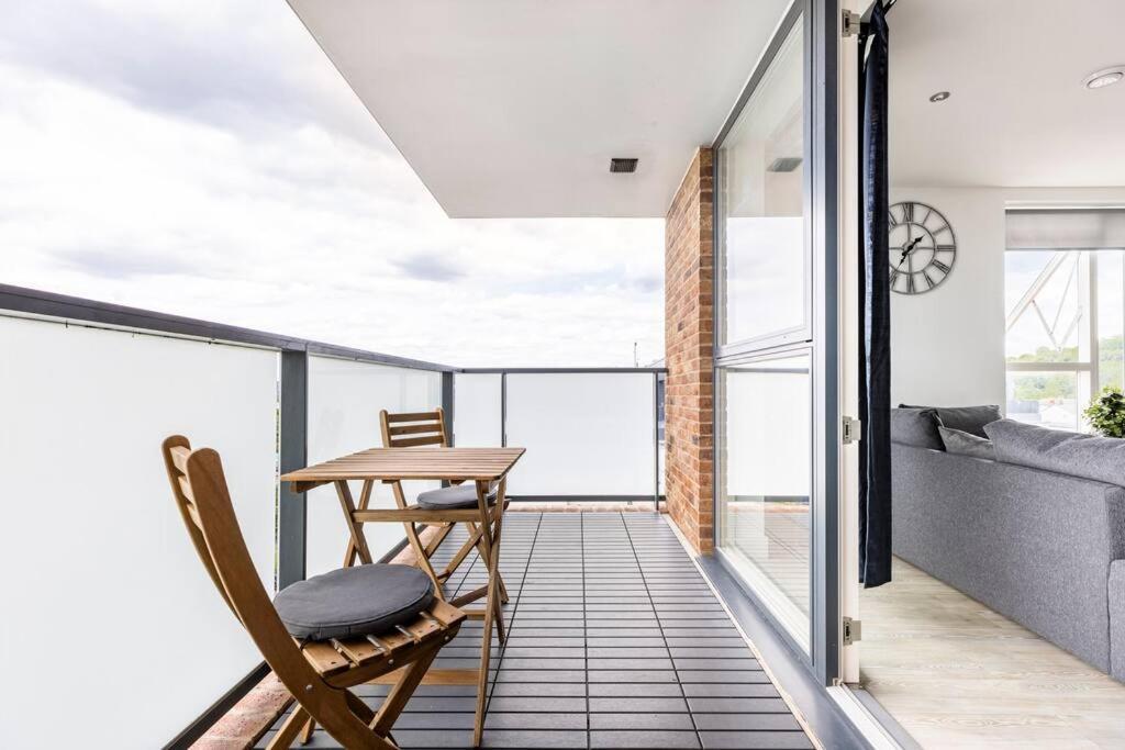 לונדון Stylish & Comfortable Top-Floor Flat In Harrow מראה חיצוני תמונה